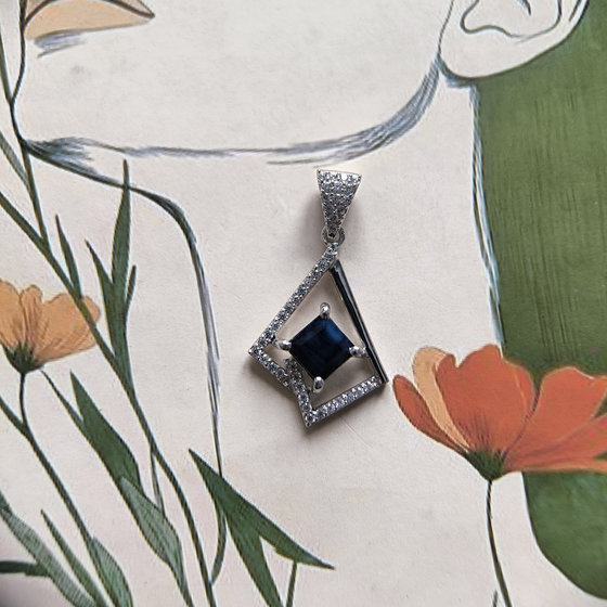 Срібна підвіска з сапфіром 1.859ct, фіанітами