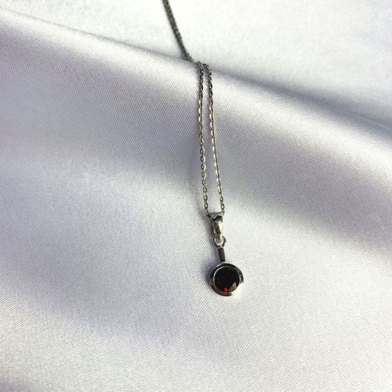 Срібна підвіска з гранатом 0,942 карата