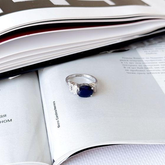 Срібна каблучка з сапфіром 3.507ct, фіанітами