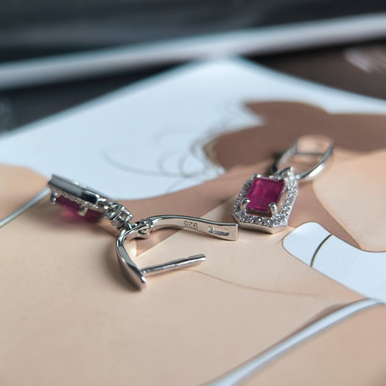 Срібні сережки з рубіном 3.754ct, фіанітами