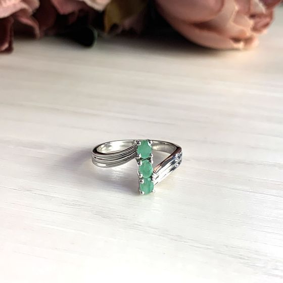 Silver ring with a 0.474-carat emerald