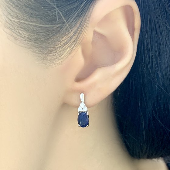 Silver earrings with a 2.405-carat sapphire