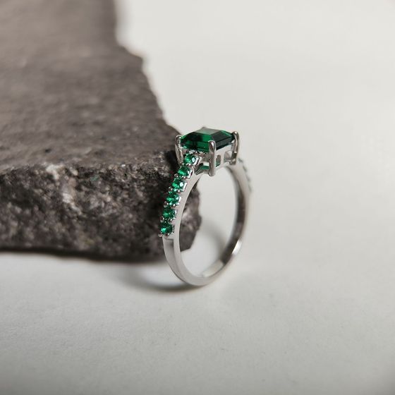 Silver ring with emerald nano