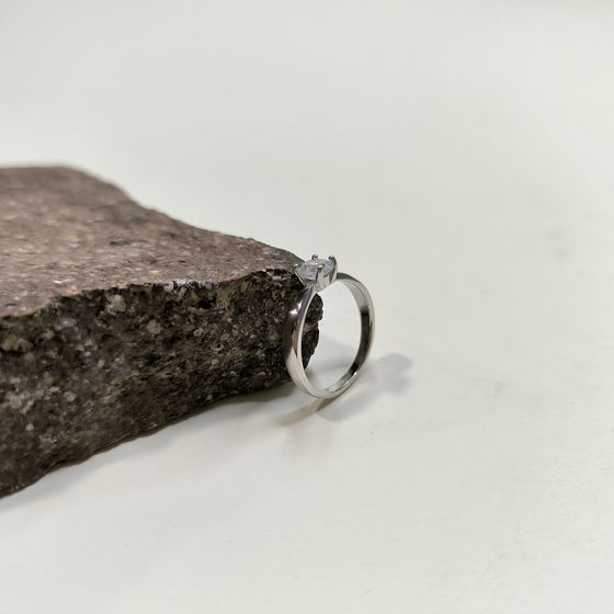 Срібна каблучка з фіанітами