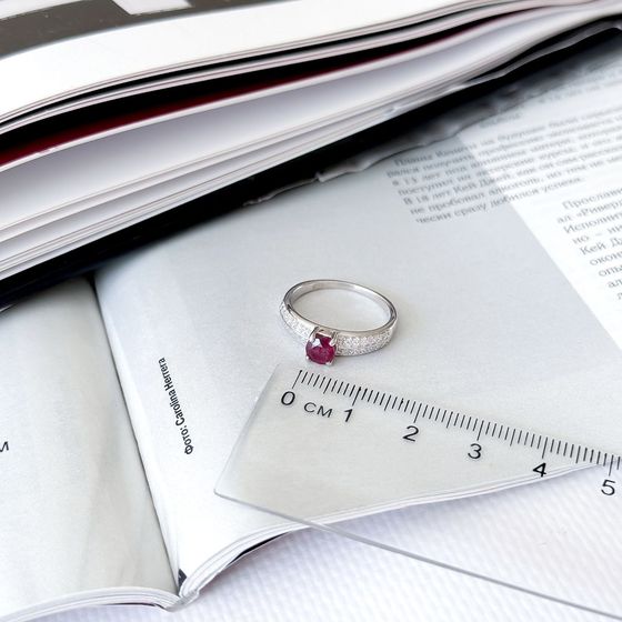 Срібна каблучка з рубіном 0.932ct, фіанітами