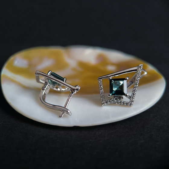 Срібні сережки з топазом Лондон Блю 2.369ct, фіанітами