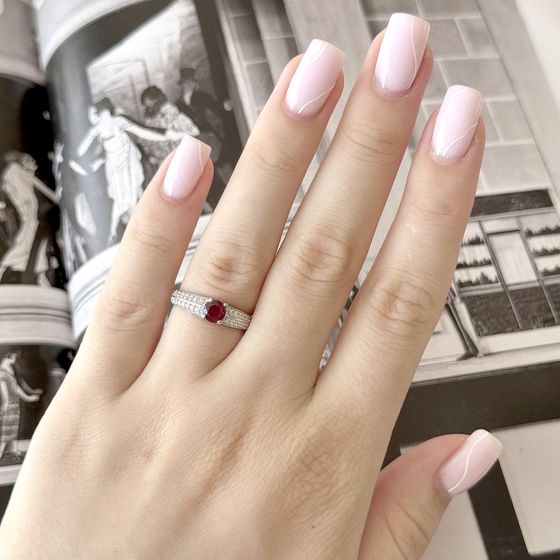 Срібна каблучка з рубіном 0.932ct, фіанітами