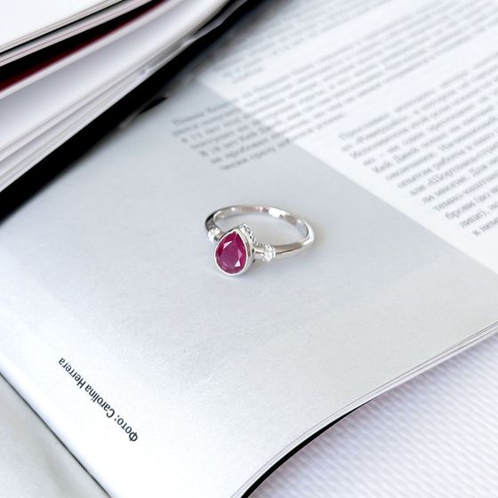 Срібна каблучка з рубіном 1.45ct, фіанітами