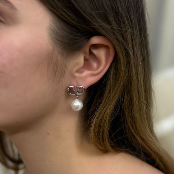 Silver earrings with pearls