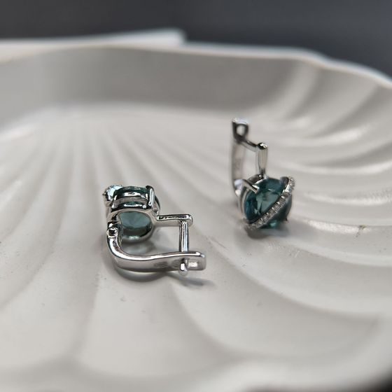 Серебряные серьги с топазом Лондон Блю 3.665ct, фианитами