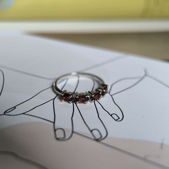 Срібна каблучка з гранатом