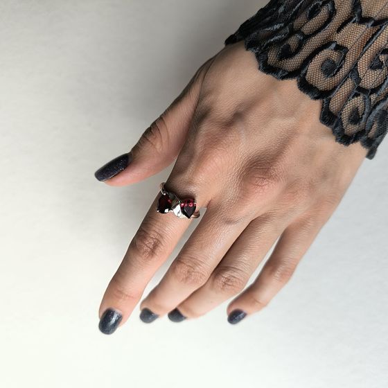 Серебряное кольцо с гранатом