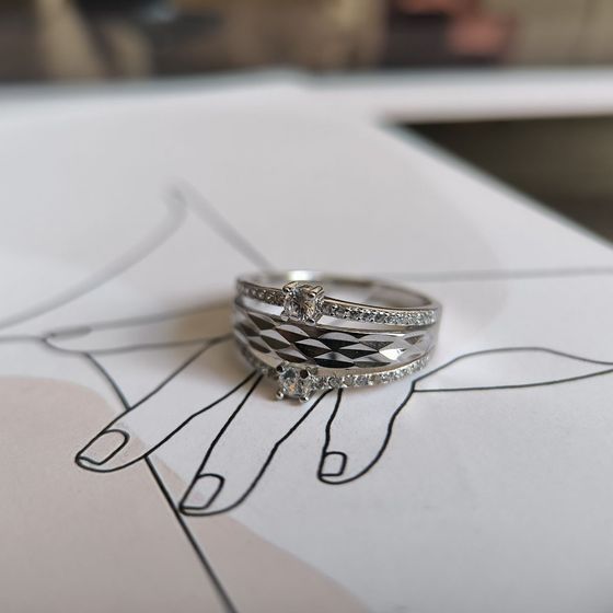 Срібна каблучка з фіанітами