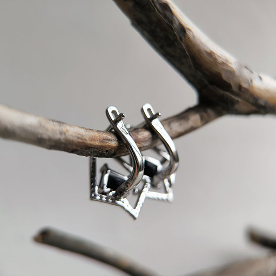 Срібні сережки з сапфіром 3.344ct, фіанітами