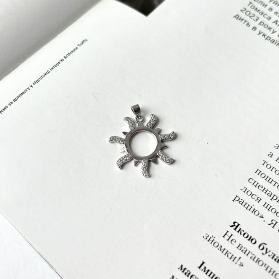 Silver pendant with phianites