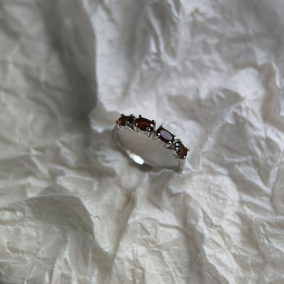 Срібна каблучка з гранатом