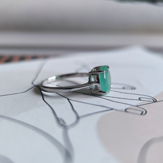 Silver ring with emerald 2.263ct