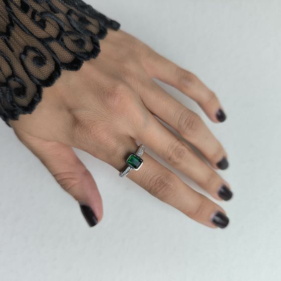 Серебряное кольцо с изумрудом nano