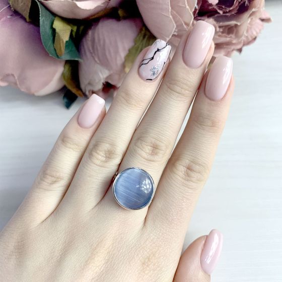 Silver ring with a cat's eye