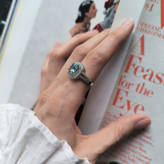 Срібна каблучка з топазом 3.289ct, фіанітами