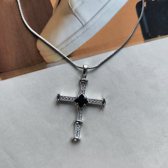 Срібний хрестик з сапфіром 1,334 карата, фіанітами