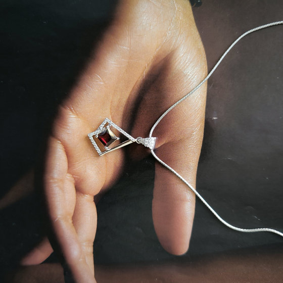 Срібна підвіска з гранатом 1.701ct