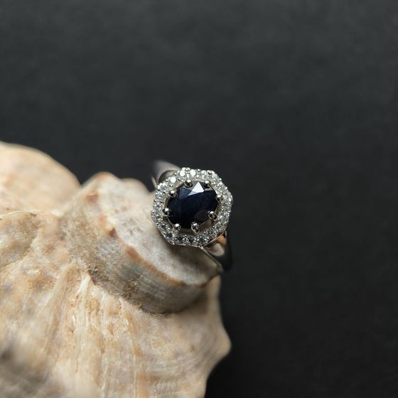 Срібна каблучка з сапфіром 2.093ct, фіанітами