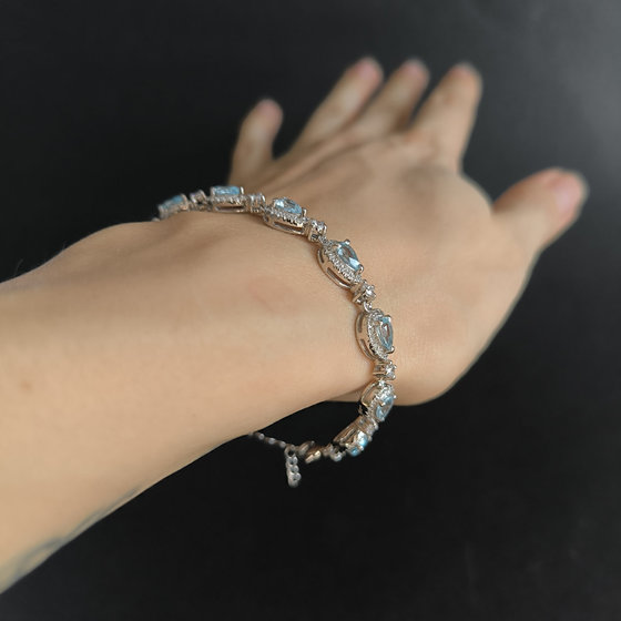 Silver bracelet with 7.97ct topaz