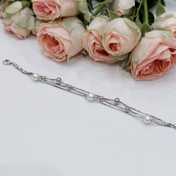 Silver bracelet with pearls