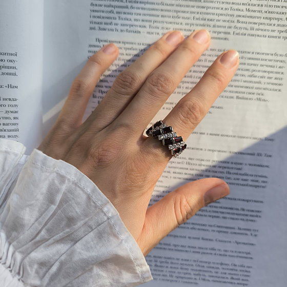 Срібна каблучка з гранатом 5.692ct