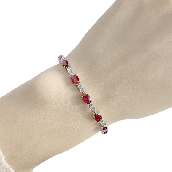Silver bracelet with a 9.017-carat ruby