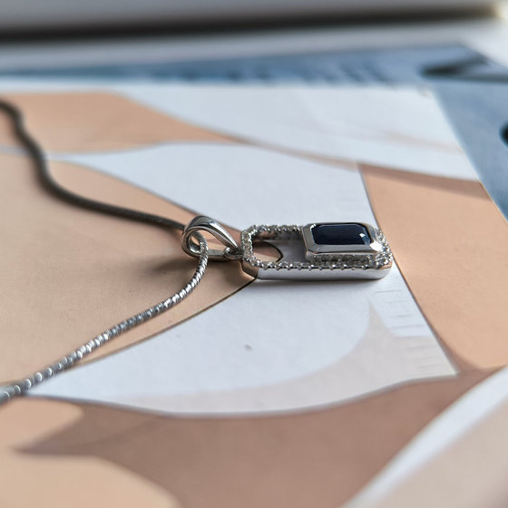 Silver pendant with 1.627ct sapphire, cubic zirconia
