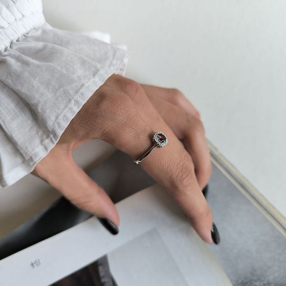 Срібна каблучка з гранатом 0.408ct, фіанітами