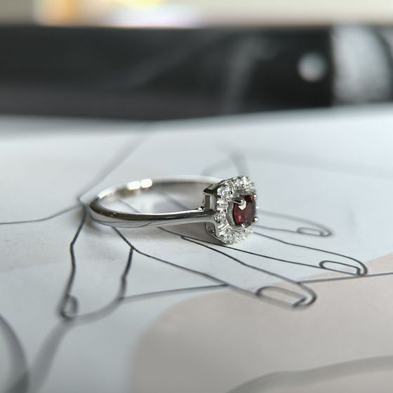 Срібна каблучка з гранатом 0.408ct, фіанітами