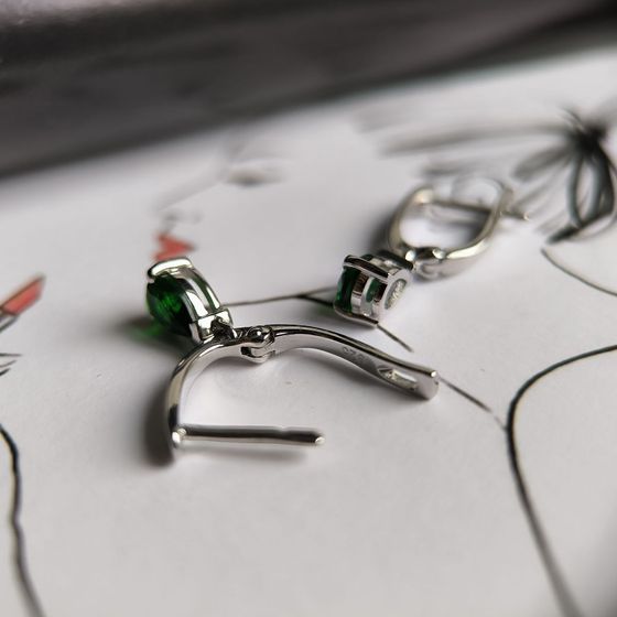 Серебряные серьги с изумрудом nano