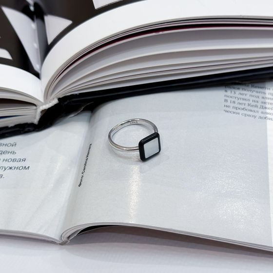 Серебряное кольцо с ониксом, перламутром