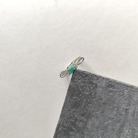 Срібна каблучка зі смарагдом 0.626ct, фіанітами