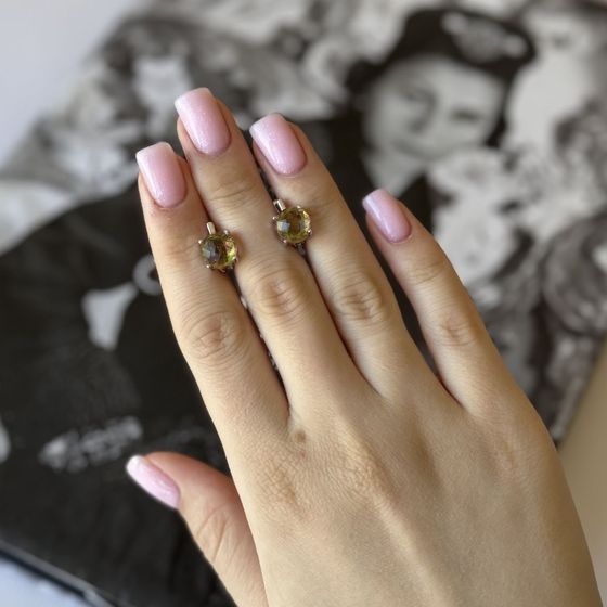 Silver ring with sultanaite