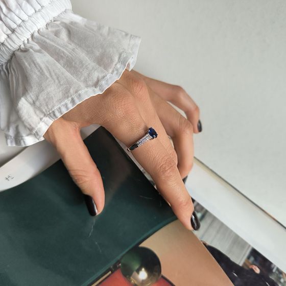 Серебряное кольцо с сапфиром nano 0.92ct, фианитами