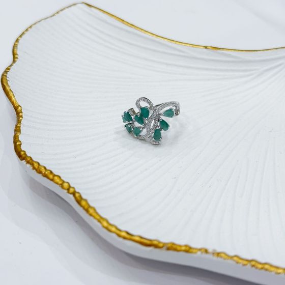 Срібна каблучка зі смарагдом, фіанітами