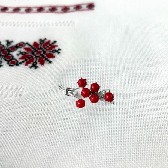 Срібна брошка з коралом