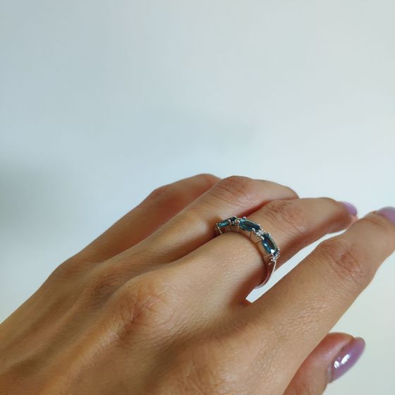 Серебряное кольцо с топазом Лондон Блю 1.011ct, фианитами