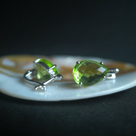 Серебряные серьги с хризолітом 6.196ct