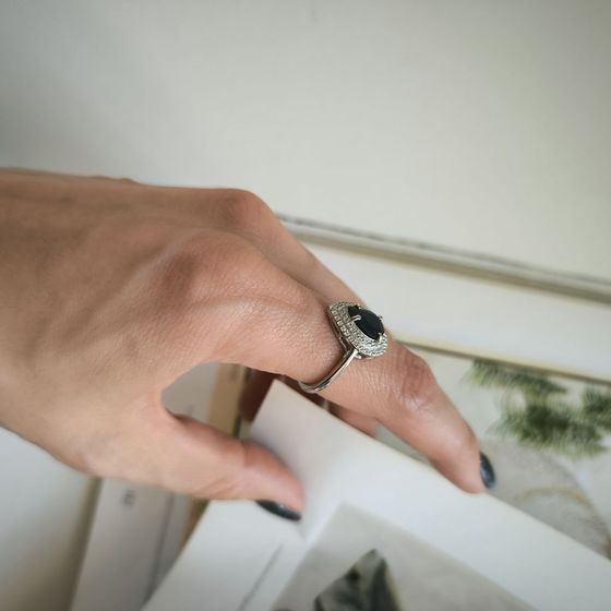 Серебряное кольцо с сапфиром 2.963ct, фианитами