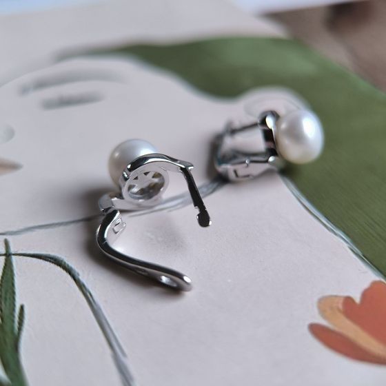 Silver earrings with pearls