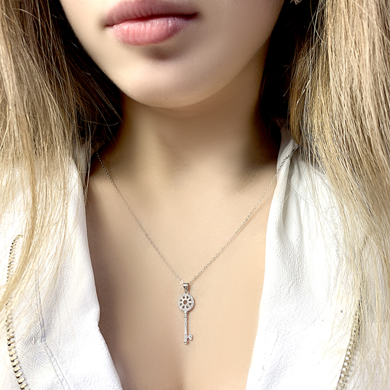 Silver necklace with phianites