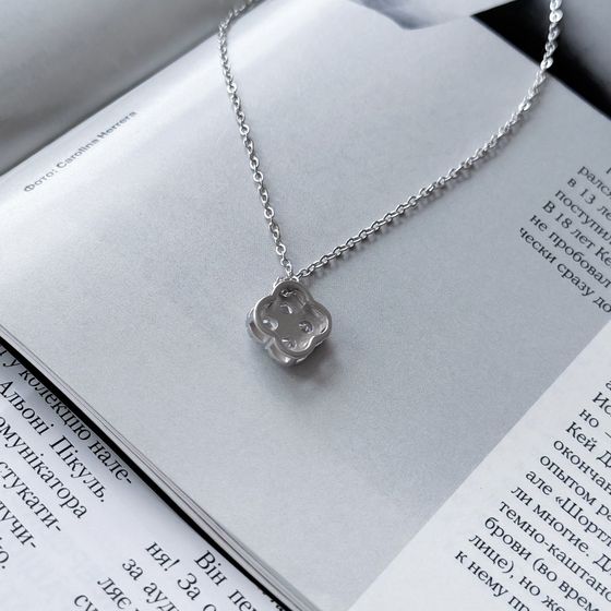 Silver necklace with phianites