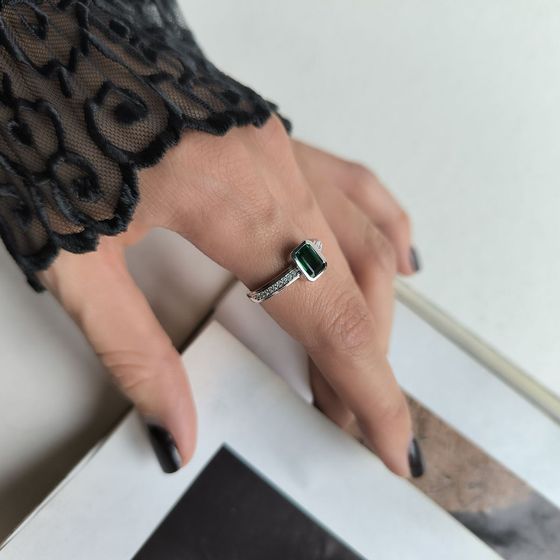 Silver ring with emerald nano