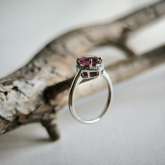 Серебряное кольцо с рубином 1.948ct, фианитами