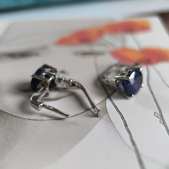 Срібні сережки з сапфіром 6,528 карата та фіанітами